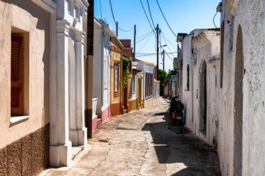 KOSKINOU, GREECE - 5 Temmuz 2022: Renkli küçük evleri olan tipik Yunan köyü Koskoinou. Yunanistan 'daki Rodos adası