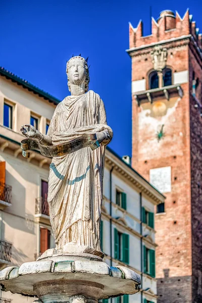 Pomnik Fontana Madonna Wieża Gardello Weronie Włochy — Zdjęcie stockowe