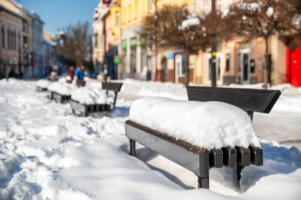 Bancos Cidade Cobertos Neve Inverno Tempo Inverno Cidade — Fotografia de Stock