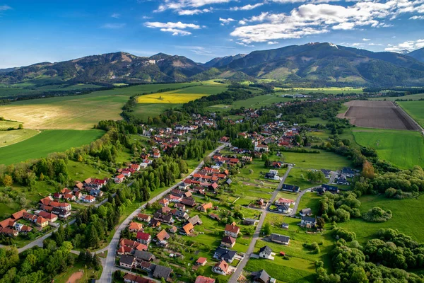 スロバキアの西タトラ山脈の美しい景色 村の下にSmrecanyと背景にピークBaranec 緑の風景や丘 空中ドローン撮影 — ストック写真