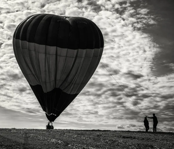 Silhueta Pessoas Segurando Balão Quente Voador Chão — Fotografia de Stock