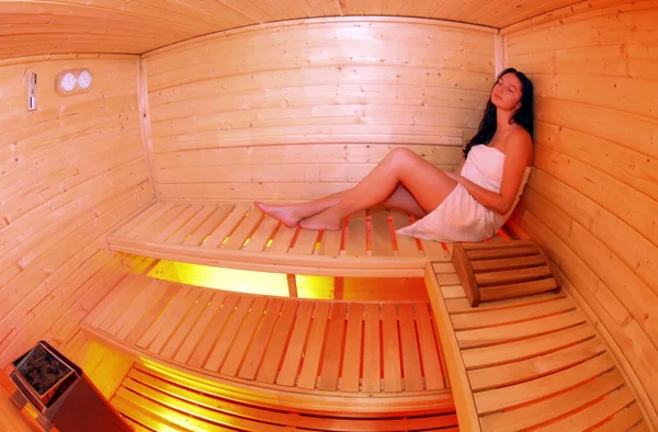 Dziewczyna Białym Ręcznikiem Saunie Fińskiej Klasyczna Sauna Drewniana — Zdjęcie stockowe