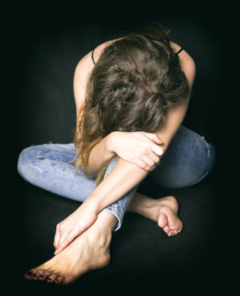 Mulher Triste Deprimida Sentada Chão Segurando Pernas — Fotografia de Stock