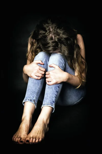 Mulher Deprimida Sentada Chão Segurando Pernas — Fotografia de Stock