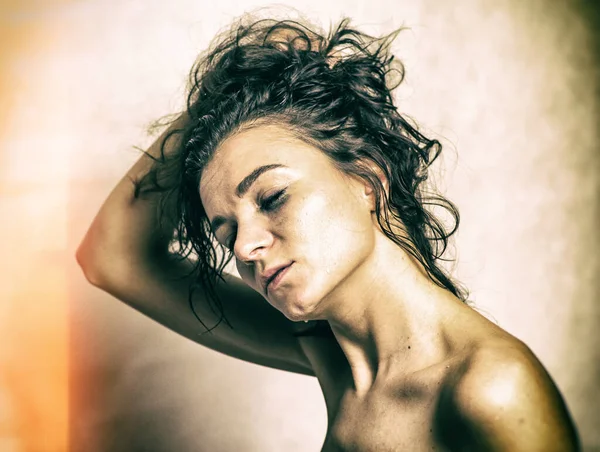 彼女の髪を引っ張って不満の若い女性 — ストック写真