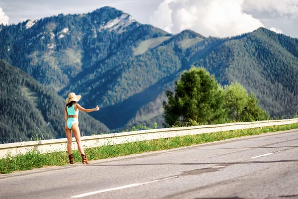 Femme Auto Stoppeuse Bikini Sur Route Attelant Une Voiture — Photo