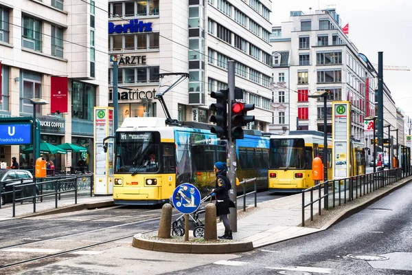 ベルリン ドイツ 2017年4月6日 ドイツのベルリン市内にあるフリードリヒストラース プラットフォームの黄色の路面電車 — ストック写真