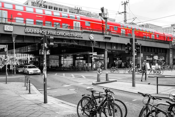 Berlin Tyskland April 2017 Rött Tåg Vid Friedrichstrasse Station Staden — Stockfoto