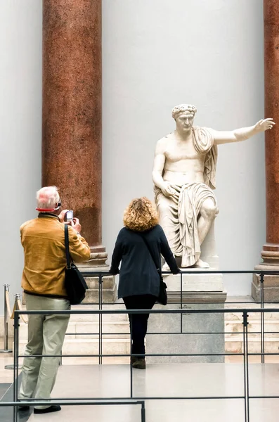 Berlín Alemania Abril 2017 Visitantes Mirando Estatua Del Emperador Romano —  Fotos de Stock