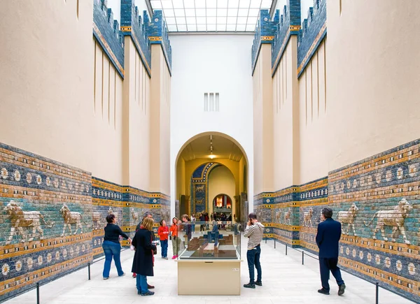 Берлин Германия Апреля 2017 Года Туристы Внутри Пергамского Музея Смотрят — стоковое фото