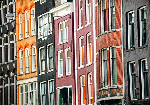 네덜란드의 암스테르담 시에서 줄줄이 늘어선 집들이 전형적 — 스톡 사진