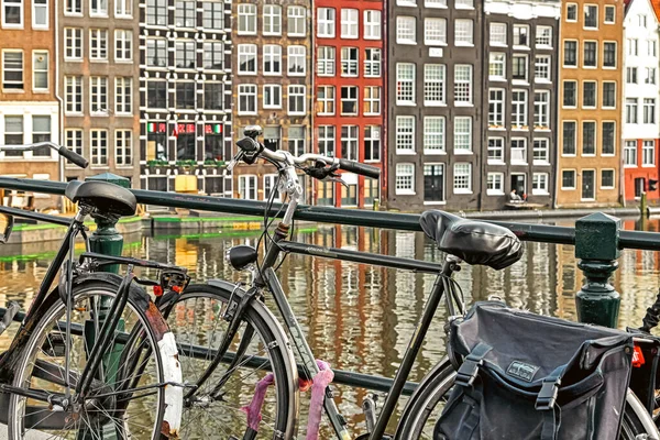 Ámsterdam Países Bajos Abril 2014 Bicicletas Ciudad Arquitectura Típica Con — Foto de Stock