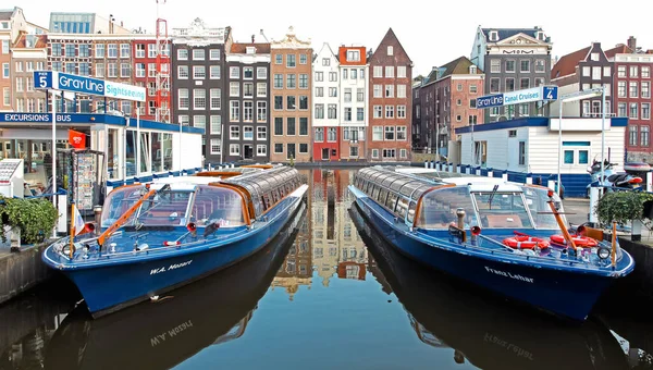 Amsterdam Niederlande April 2014 Kreuzfahrtschiffe Wasserkanal Und Typische Architektur Der — Stockfoto