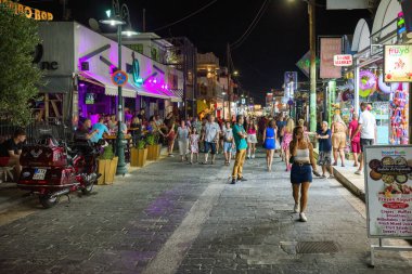 Faliraki, Yunanistan - 2 Temmuz 2022: Yunanistan 'ın Rodos adasındaki Faliraki tatil beldesinde dünyaca ünlü bar caddesi