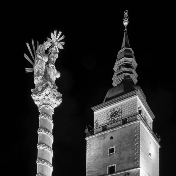 トラナヴァ スロバキア 2023年3月18日 トラナヴァの聖三位一体広場のプレート列とシティタワー — ストック写真
