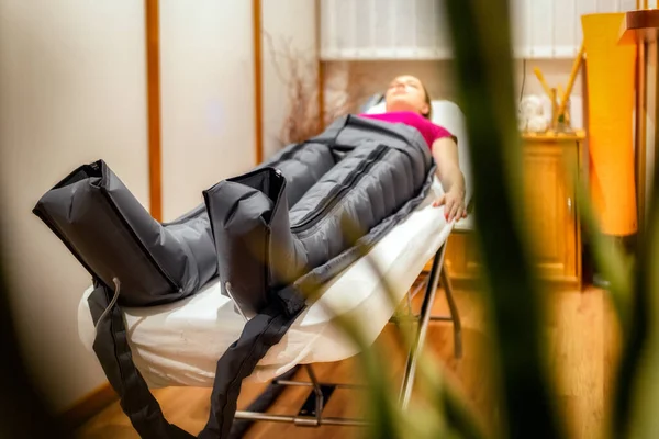 Tryckterapi Med Overaller Skönhetssalong Modern Lymfdränage Massage Hälsa Och Skönhet — Stockfoto