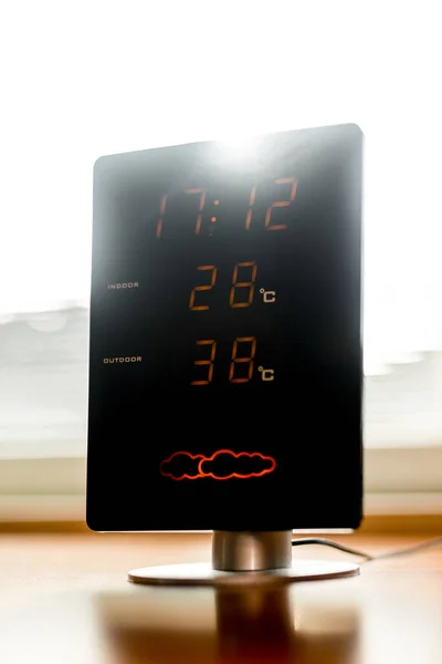 Temperatura Calda Termometro Con Sole Splendente Estate Spettacolo Caldo Meteo — Foto Stock