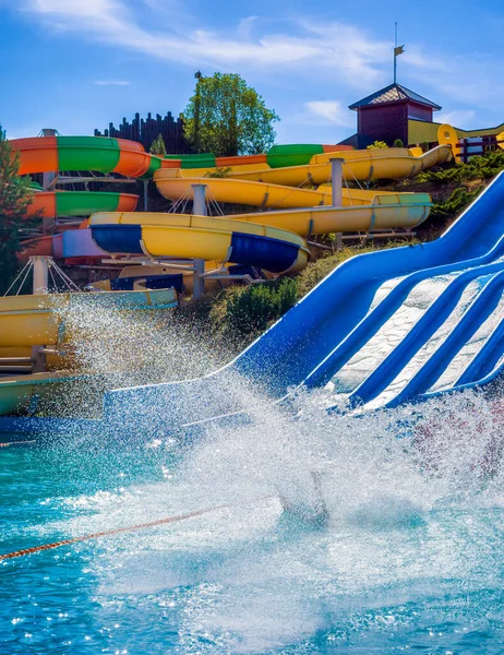 Kleurrijke Glijbanen Aquapark Splash Het Water — Stockfoto