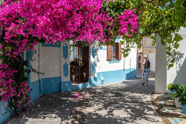 Koskinou Grécia Julho 2022 Saudação Turística Uma Mulher Idosa Tradicional — Fotografia de Stock