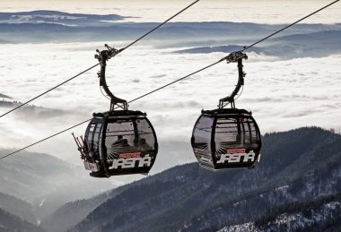 JASNA, SLOVAKIA - 17 Aralık 2013: Kayak merkezi Jasna 'daki modern kablo yolu - Alçak Tatras Dağları