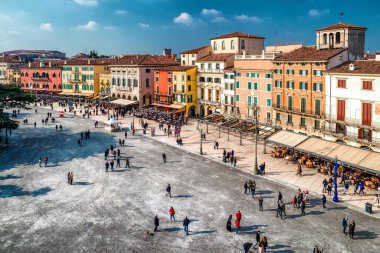VERONA, İTALYA - 10 Şubat 2018 'de Verona' da restoranlarla dolu Meydan Piazza Sütyeni