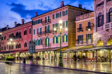 VERONA, İtalya - 10 Şubat 2018: Square Piazza Sütyen Gecesi Verona 'da