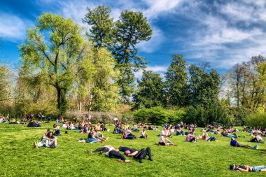 Milan, İtalya - 14 Nisan 2018: Parco Sempione 'da insanlar