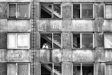 Kosice, Slovakya - 25 Mart 2023: Romanların Kosice kentinde yaşadığı yıkık apartmanlı Lunik IX yerleşimi