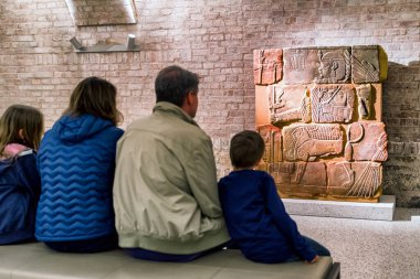 Berlin, Almanya - 7 Nisan 2017: İnsanlar Berlin, Almanya 'daki Mısır müzesinin duvarındaki Mısır hiyeroglif yazılarına bakıyorlar
