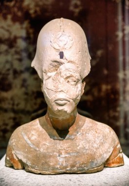 Berlin, Almanya - 7 Nisan 2017: Firavun Akhenaten 'in Berlin' deki Mısır müzesinde basılması