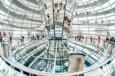 Berlin, Almanya - 8 Nisan 2017: Berlin, Almanya 'da yeniden inşa edilen Reichstag binasının tepesine inşa edilen cam kubbe