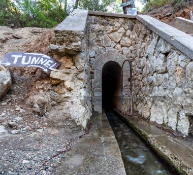 Toourist cazibesi, Yunanistan 'ın Rodos adasındaki Epta Piges adı verilen Yedi Pınar Vadisi' ndeki Tünel.