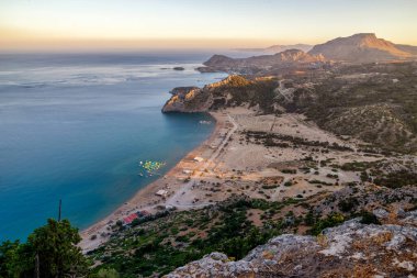 Yunanistan 'ın Rodos adasındaki tepenin üzerindeki eski Panagia Tsambika manastırından Ege Denizi' nin olduğu akşam Yunanistan 'ın muhteşem manzarası