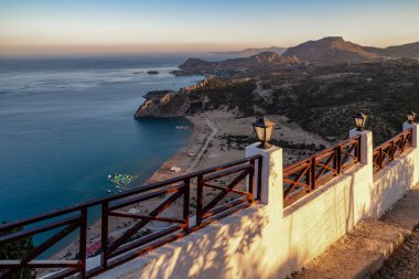 Yunanistan 'ın Rodos adasındaki tepenin üzerindeki eski Panagia Tsambika manastırından Ege Denizi' nin olduğu Yunan ülkesinin harika manzarası