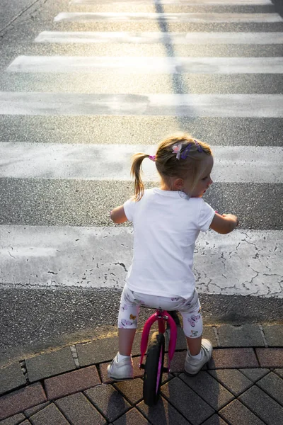 Petite Fille Vélo Debout Devant Route Avec Passage Piéton Regardant — Photo