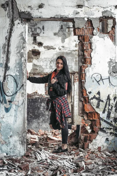 Modelo Menina Posando Velho Edifício Danificado Arruinado — Fotografia de Stock