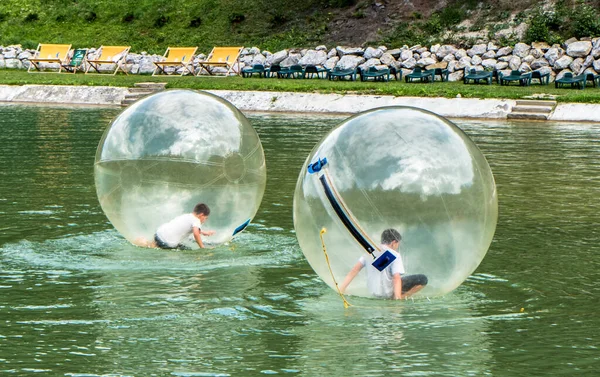 Ruzomberok Eslovaquia Agosto 2015 Aquazorbing Los Niños Divierten Dentro Esfera — Foto de Stock