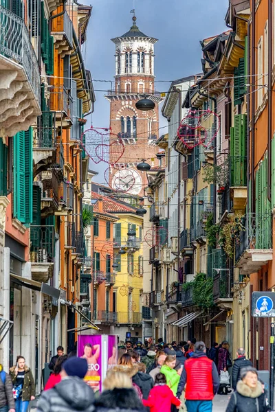 Verona Italien Februar 2018 Straße Voller Touristen Und Torre Dei — Stockfoto