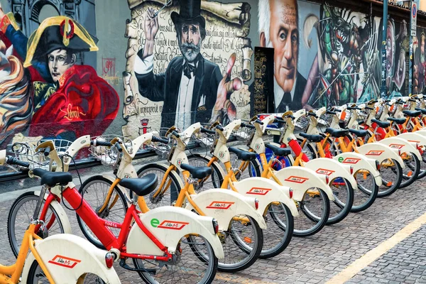 밀라노 이탈리아 2018 시내에 임대용 자전거 — 스톡 사진