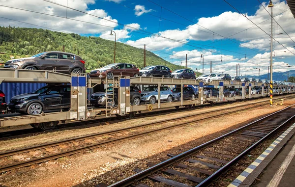 ジリナ スロバキア 2014年6月23日 ジリナ市内の鉄道駅で新しい車でいっぱいの列車 — ストック写真