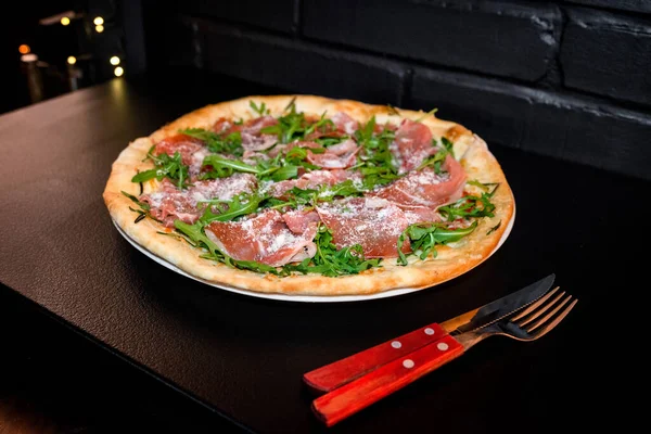 Pizza Prosciutto Rukolou Sýrem Připravené Jídlu Restauraci — Stock fotografie