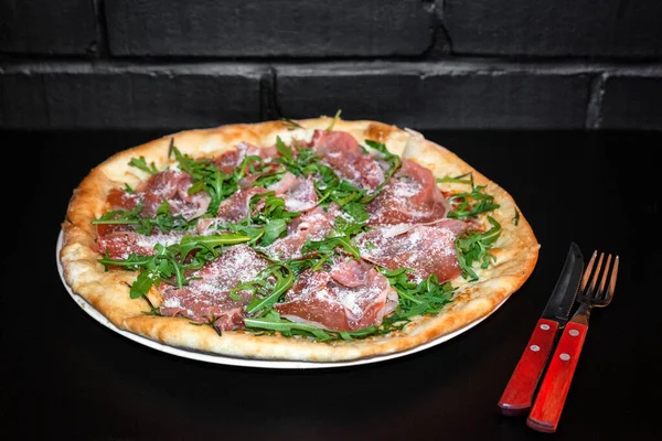 Pizza Prosciutto Rukolou Sýrem Připravené Jídlu Restauraci — Stock fotografie