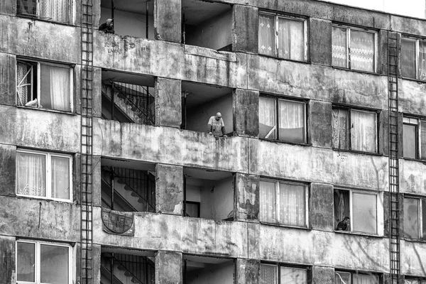 Kosice スロバキア 2023年3月25日 コシス市内のロマ人とのアパートの荒廃したブロックと和解ランクIx — ストック写真