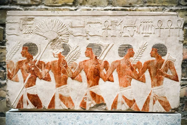 ベルリン ドイツ 2017年4月7日 ベルリンのエジプト美術館の壁に描かれた歴史的なエジプト絵画と象形文字 — ストック写真