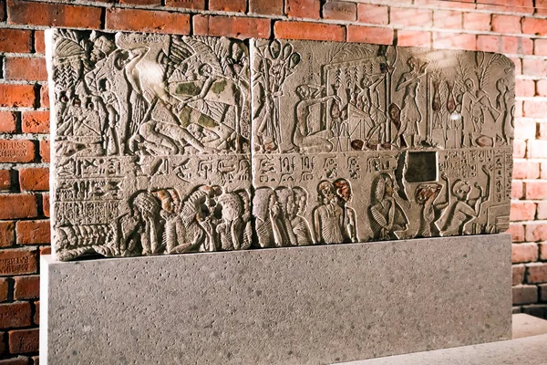 ベルリン ドイツ 2017年4月7日 ベルリンのエジプト博物館の壁にエジプトの象形文字の碑文 — ストック写真