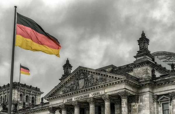 德国柏林 2017年4月6日 德国国旗在柏林国会大厦前升起 — 图库照片