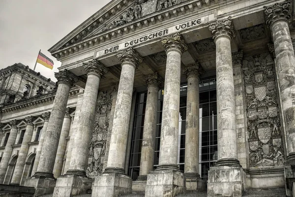 Berlijn Duitsland April 2017 Reichstag Gebouw Met Duitse Vlag Berlijn — Stockfoto