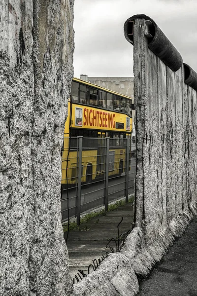 德国柏林 2017年4月7日 观光巴士与德国柏林墙 — 图库照片