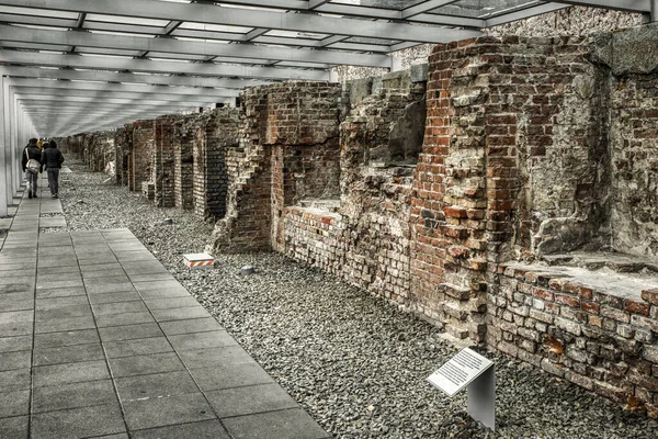 Βερολίνο Γερμανία Απριλίου 2017 Επισκέπτες Και Κατεστραμμένο Κτίριο Της Έδρας — Φωτογραφία Αρχείου