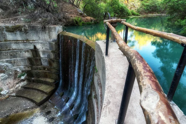 希腊罗得岛被称为Epta Piges的七泉山谷大坝中的游客吸引瀑布 — 图库照片